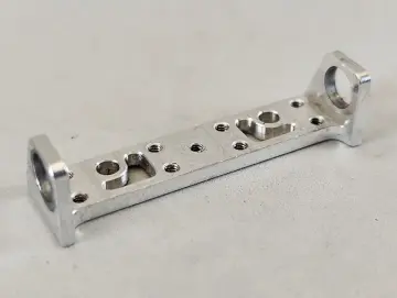Achsbock/Halter Alu H4,0/H7.0, gefräst, breit 45 mm, beidseitig, Lagerhöhe 7,0 mm, Achsmitte 10.0 mm zum Beispiel für unsere Formel Chassis - HINTEN!