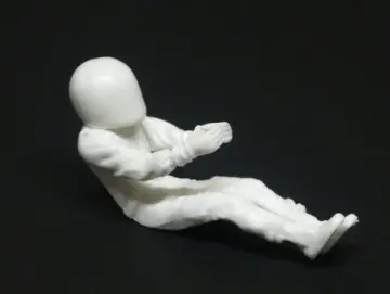 Fahrerfigur 1:24 BRM mit Integralhelm, Kunststoff, hart, Bausatz, Kopf/Helm, Körper, Arme sind getrennt - weiss