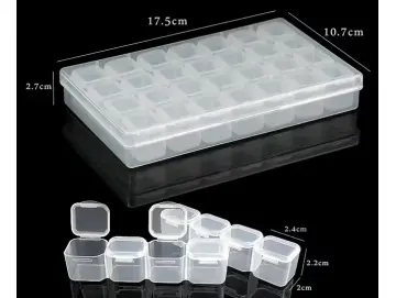 Aufbewahrungsbox in Weiß/Transparent, Maße 17,5 x 10,7 x 2,7 cm, ausgestattet mit 28 kleinen Einzelbehältern (je 2,4 x 2,0 x 2,2 cm) inklusive Deckeln.