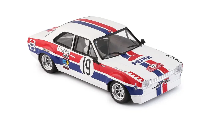 Ford Escort No. 19, Slotcar Maßstab 1:24 analog in Rennversion mit Metall-Chassis