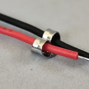 Kabelclip (1) zum festkleben, Kabelführung im Slotcar leicht gemacht, Metall silber