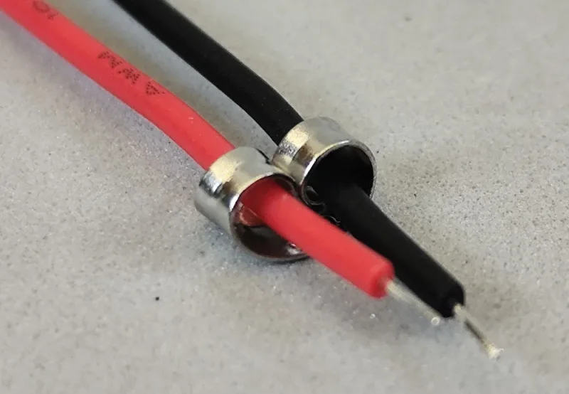 Kabelclip (1) zum festkleben, Kabelführung im Slotcar leicht gemacht, Metall silber