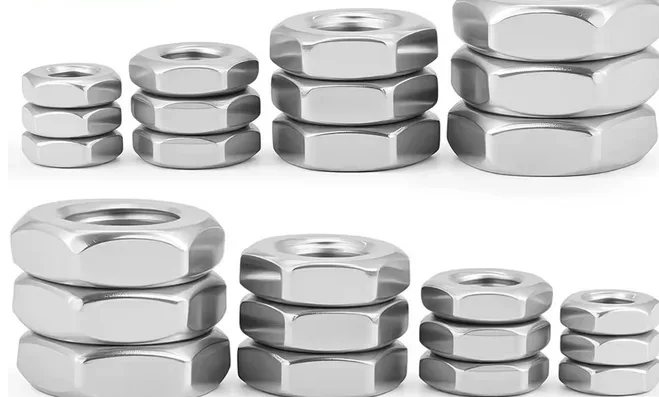 M2 Mutter (1), extra flach, aus Edelstahl – ideal, wenn jedes Milligramm entscheidend ist.