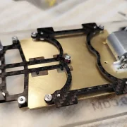 NextGen Chassis-KIT 13D-PU, Messing 1.5 mm / Chassisplatte B 70 mm, Anbauteile 1.5 mm CFK (Carbon) schwarz