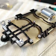 NextGen Chassis-KIT 13D-PU, Messing 1.5 mm / Chassisplatte B 70 mm, Anbauteile 1.5 mm CFK (Carbon) schwarz
