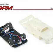 Slotcar Maßstab 1:24 analog Bausatz BRM C9 White Kit in Rennversion mit Metall-Chassis